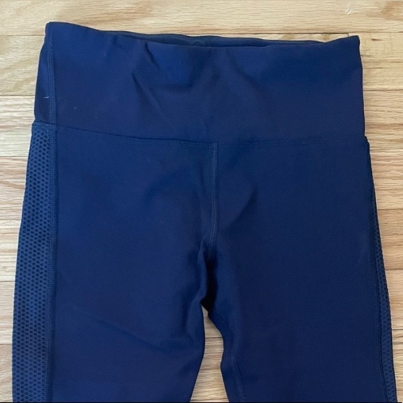 Lorna Jane Navy Capri Leggings​​​​​​​​​​​ - Picture 2 of 3